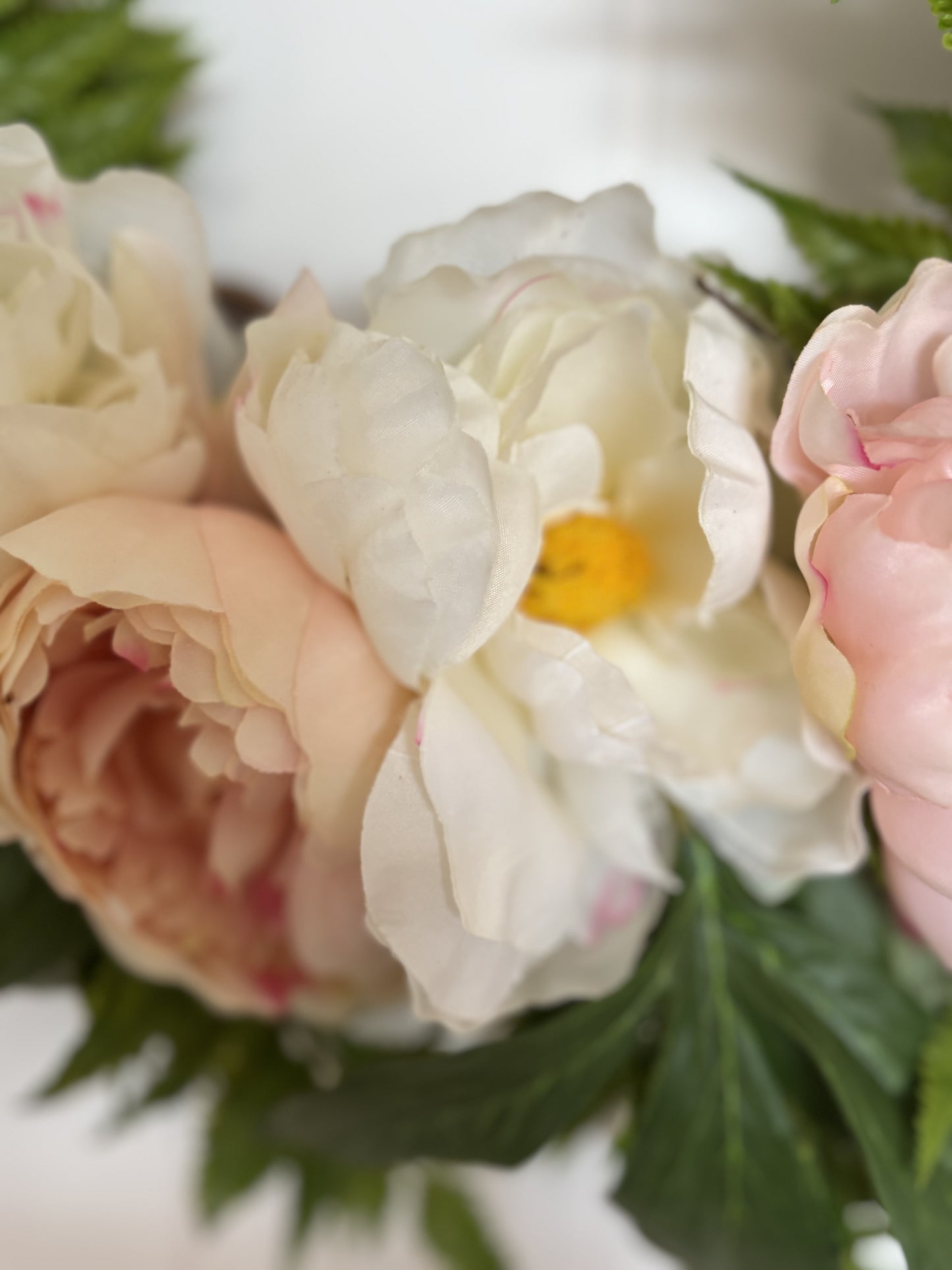 Peony wreath-white
