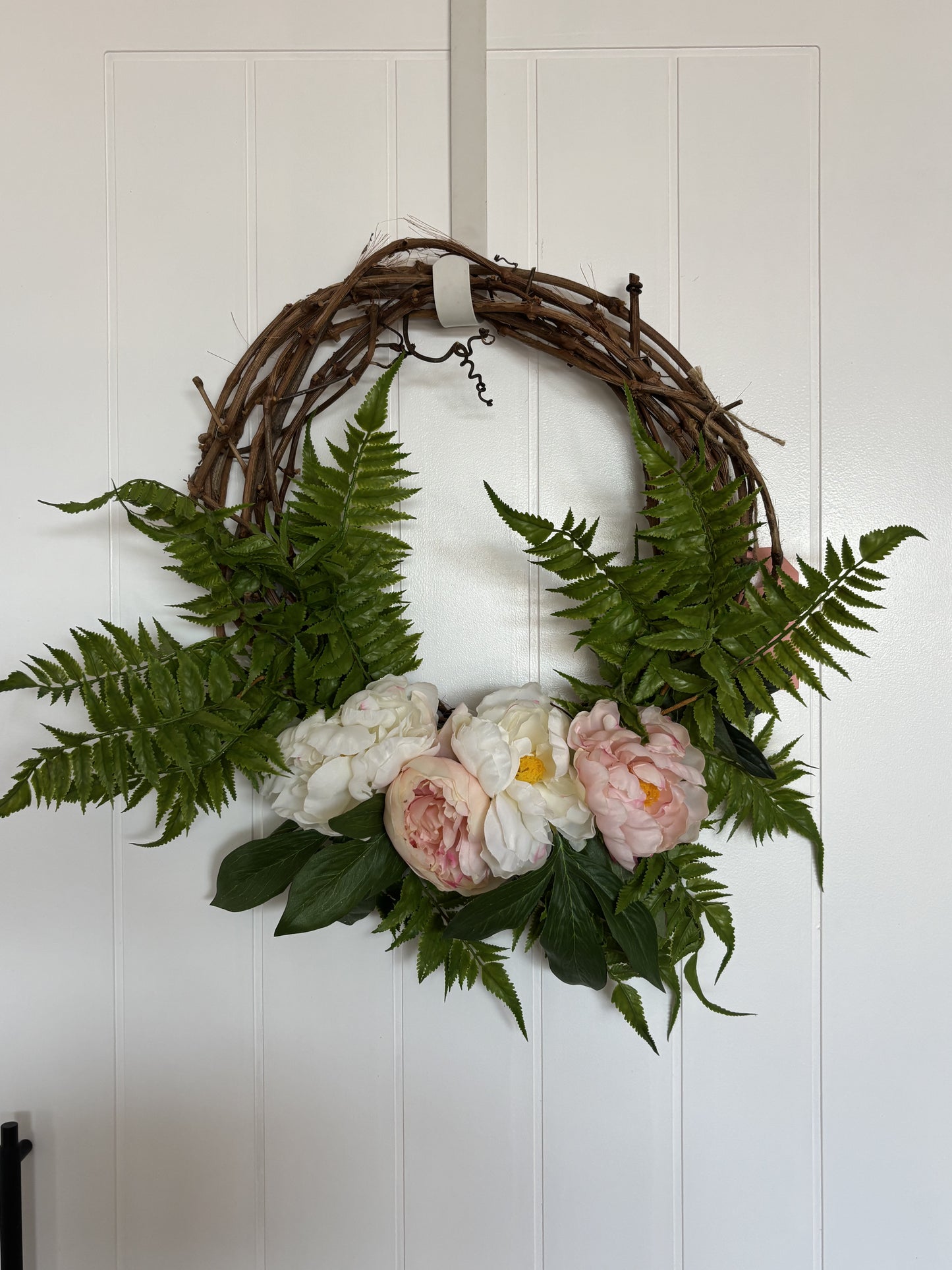 Peony wreath-white
